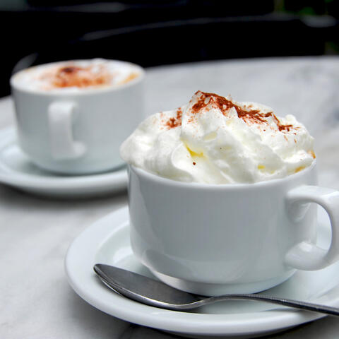 Kaffe eller varm choklad med vispad grädde